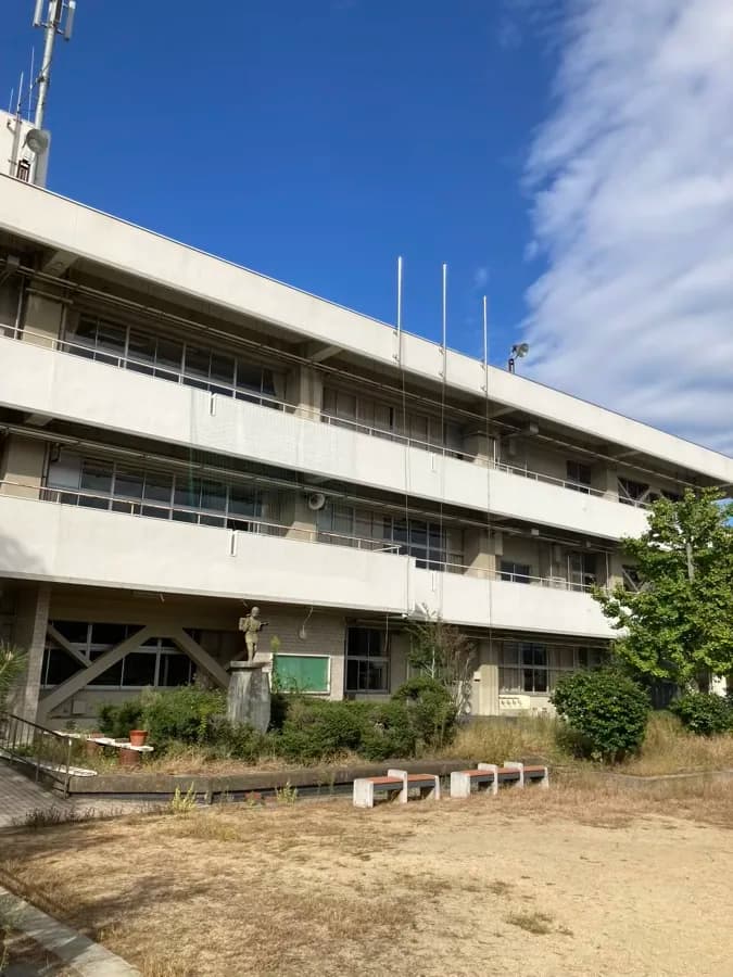旧神前小学校の校舎と校庭